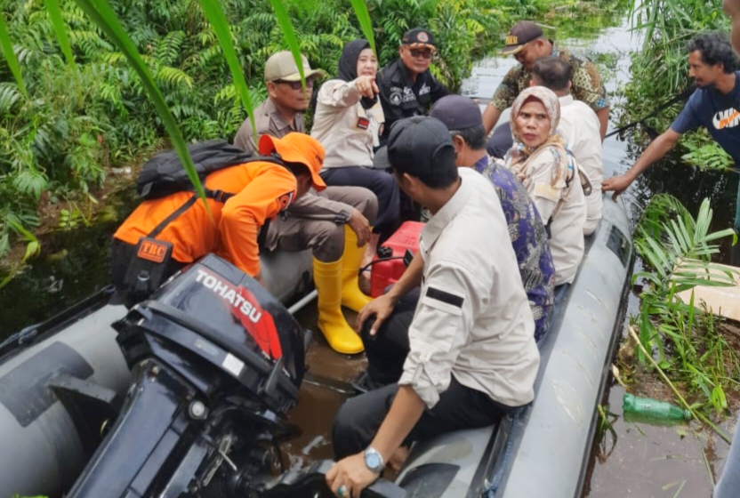 Camat Siak Kecil Salurkan Bantuan dari Bupati Bengkalis kepada Korban Banjir