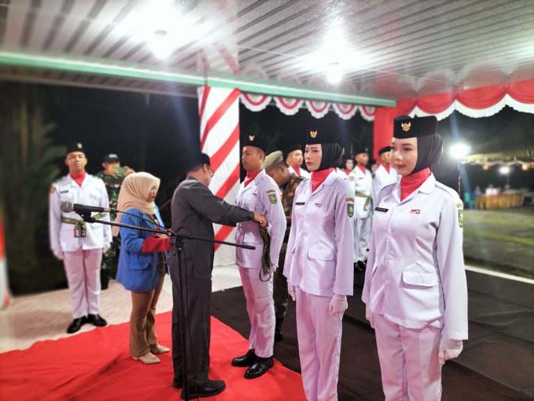 Camat Siak Kecil Syahnan Ady Kusuma Kukuhkan Pasukan Pengibar Bendera Pusaka Tahun 2025