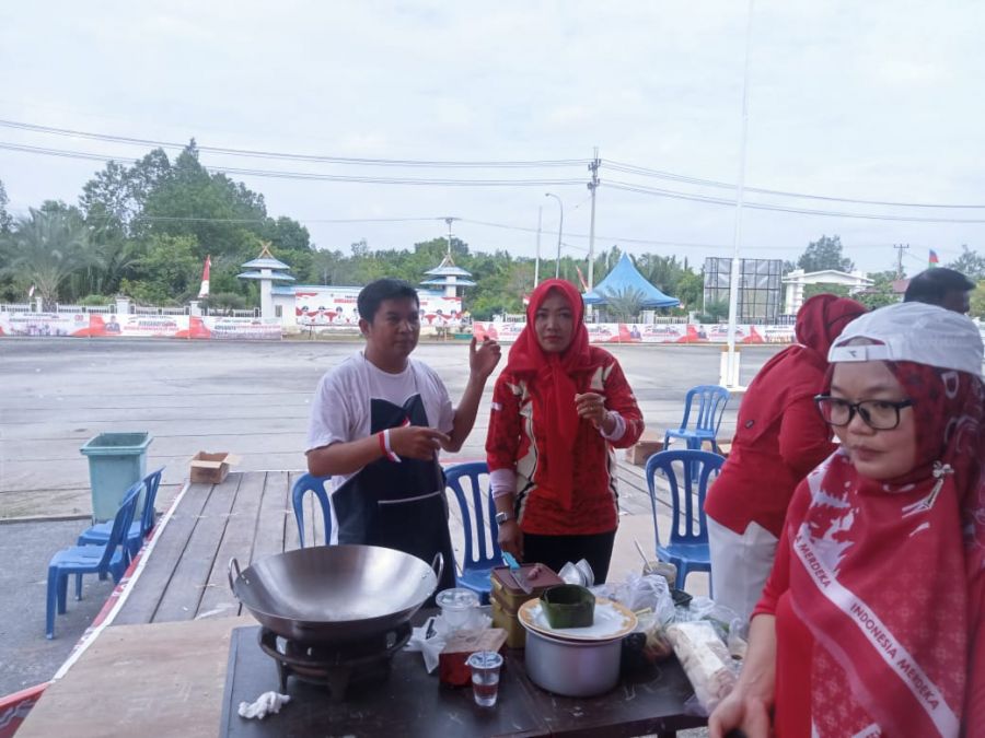 Chef Hasan Pj Kades Buruk Bakul Lomba Memasak Nasi Goreng pada HUT RI ke-80 Kecamatan Bukit Batu