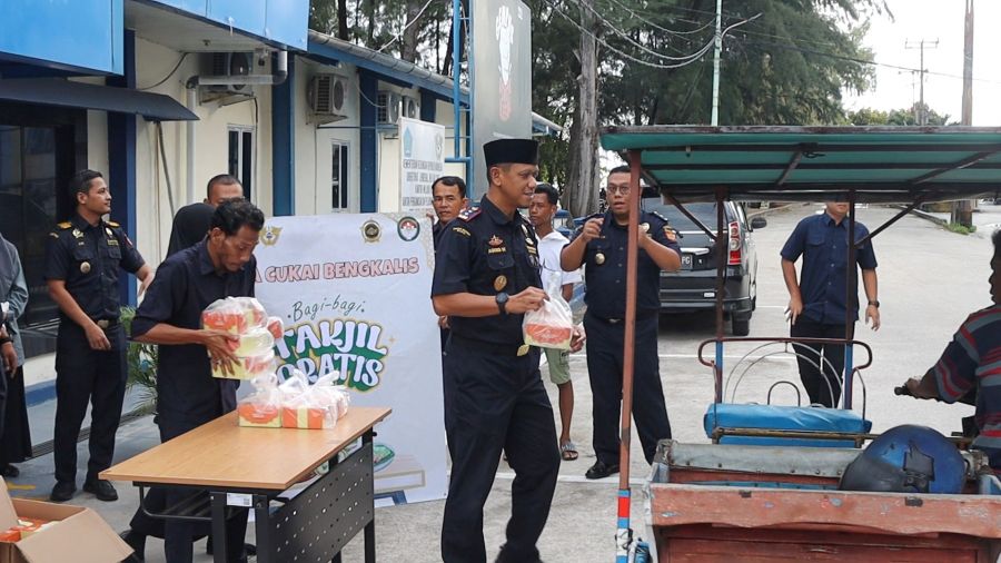 Dalam Rangka Gema Ramadhan 1446 H, Bea Cukai Bengkalis Laksanakan Berbagi Takjil kepada Masyarakat