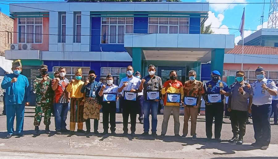 Dalam Rangka Harhubnas 2021, KSOP Kelas II Tanjung Buton Beri Penghargaan Terbaik dan Teladan