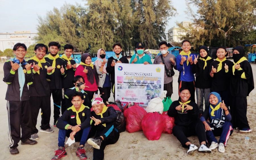 Dalam Rangka HPSN, Mapala Polbeng Bersihkan Lapangan Pasir Bengkalis