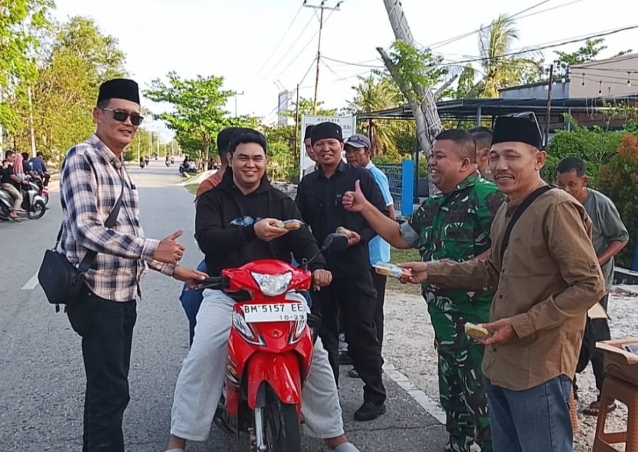 Danramil 05/Bukit Batu Bersama Insan Pers Gelar Berbagi Takjil kepada Masyarakat