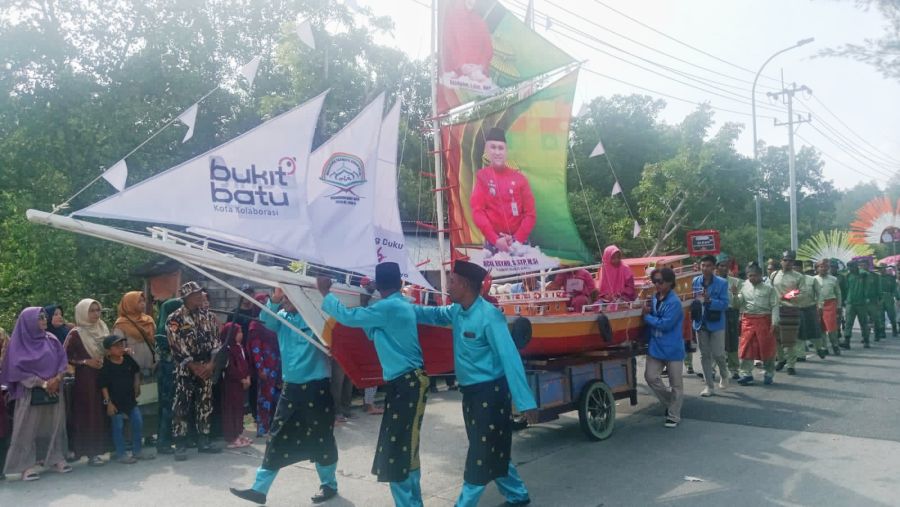Desa Batang Duku Tampilkan Miniatur Perahu Layar pada Pawai Taaruf MTQ ke- 35 Kecamatan Bukit Batu