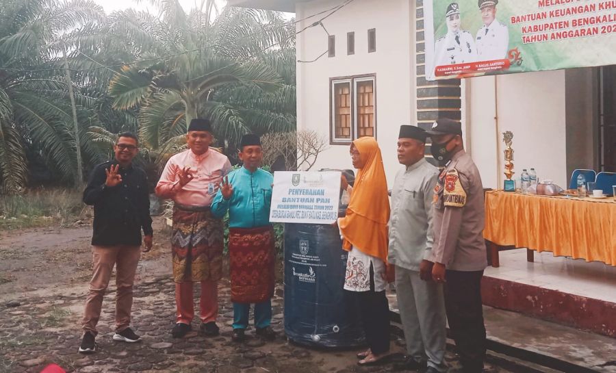 Desa Buruk Bakul Laksanakan Pembagian PAH, Sunario: Ini Program Andalan Buruk Bakul Bermasa
