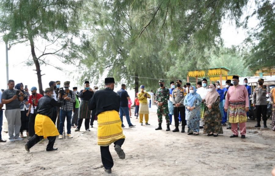 Dibuka Bupati Kasmarni, Masyarakat Antusias Saksikan Festival Mandi Safar Rupat Utara
