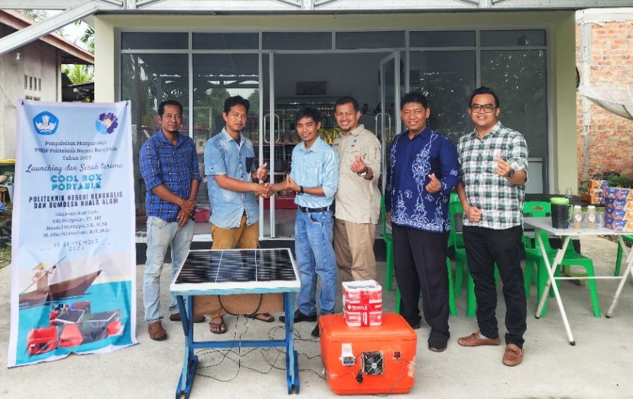 Dosen Polbeng Serahkan Cool Box Portable untuk Nelayan Kuala Alam