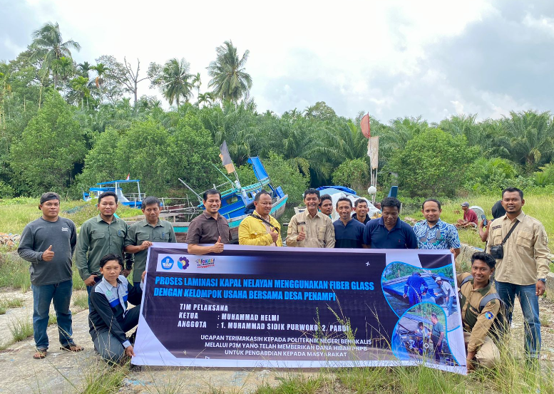 Dosen Polbeng Teknik Perkapalan Bantu Perbaikan Kapal Kayu Milik Nelayan Desa Penampi