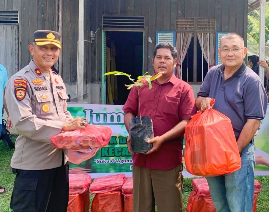 Forum Pemuda Tionghua dan Kapolsek Bukit Batu Bagikan Bibit Tanaman Buah ke Masyarakat