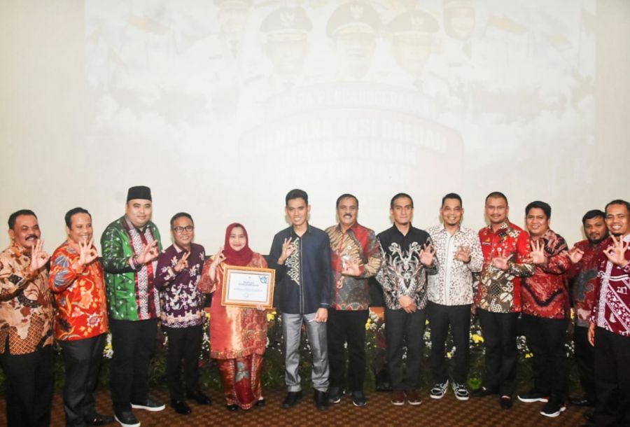 Hanya Dua Bupati se-Indonesia, Bupati Kasmarni Terima Penghargaan dari Menpora
