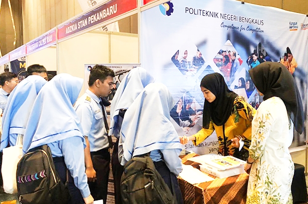 Hari Pertama Pameran Sumatera Education Dan Techno Expo, Stand POLBENG Ramai Di Kunjungi Siswa