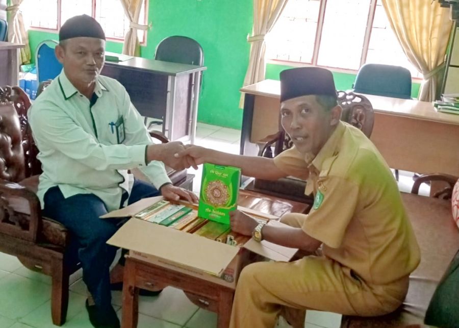 Ijatmiko Apresiasi Kepala KUA Kecamatan Bukit Batu Terhadap Pembagian Al-Quran
