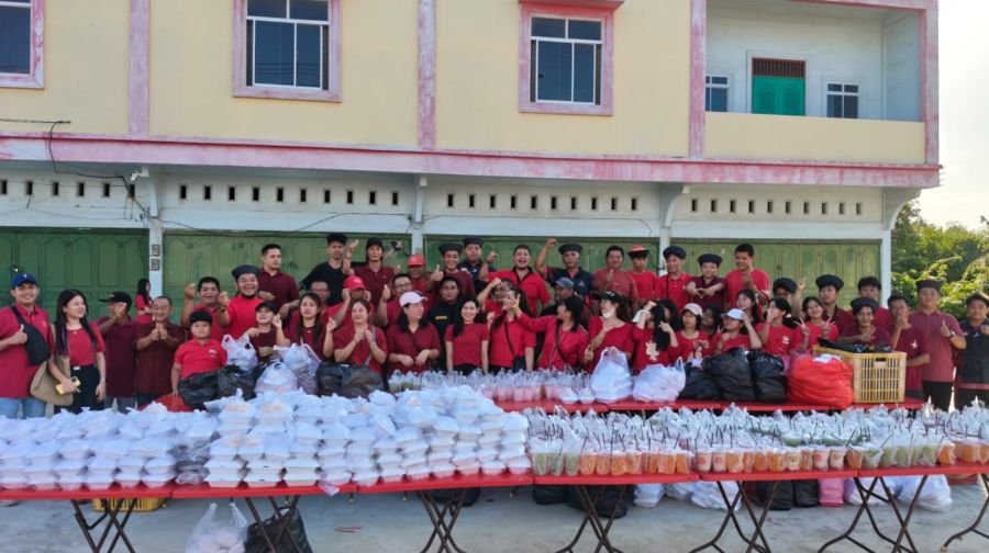 Ikatan Keluarga Tionghoa Sungai Pakning Bagikan 2500 Takjil Gratis kepada Masyarakat Muslim