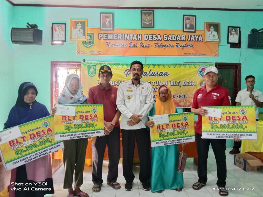 Kades Sadar Jaya Salurkan Dana BLT DD Tahap II kepada KPM Desanya
