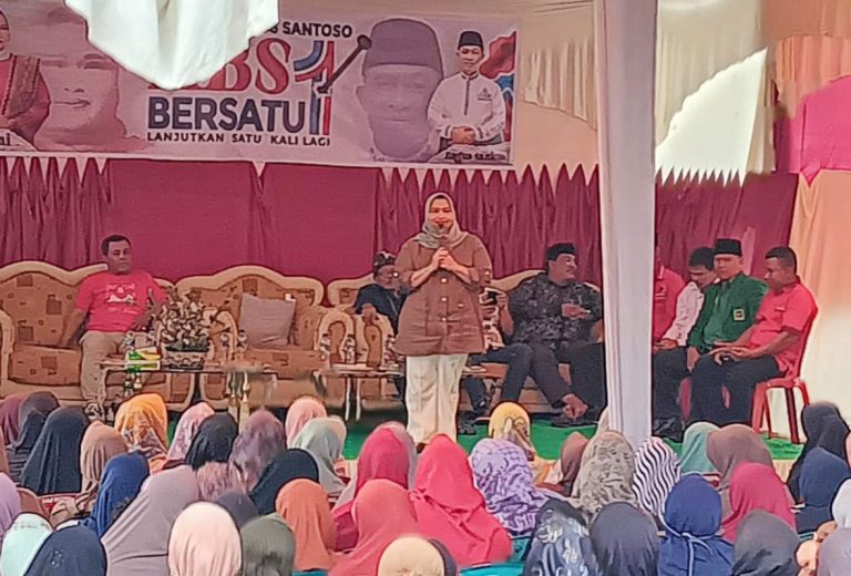 Kampanye di Sebanga, Kasmarni Janji Tuntaskan Persoalan Air Bersih dan Listrik