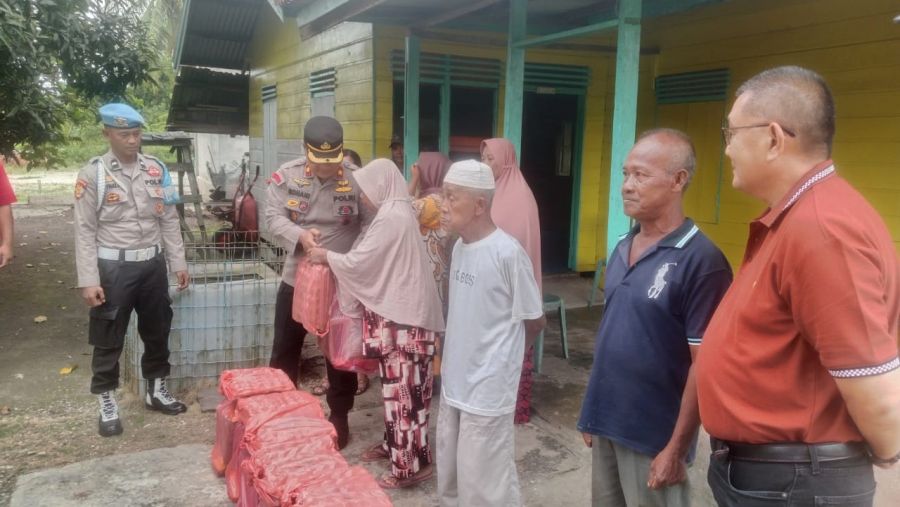 Kapolsek Bukit Batu Bersama Donatur Tionghoa Bagikan Sembako di Desa Bukit Batu