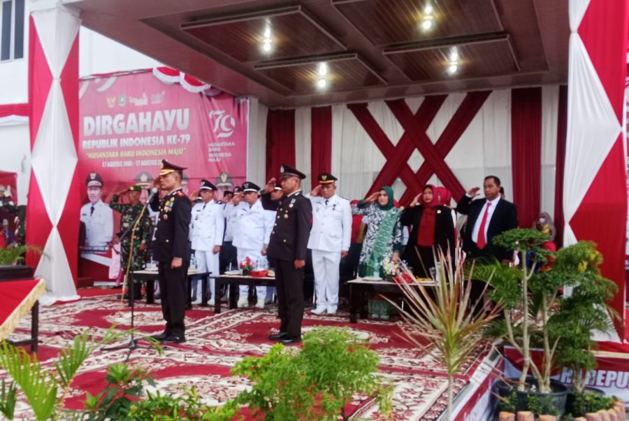 Kapolsek Bukit Batu Pimpin Upacara Penurunan Bendera HUT RI ke- 79