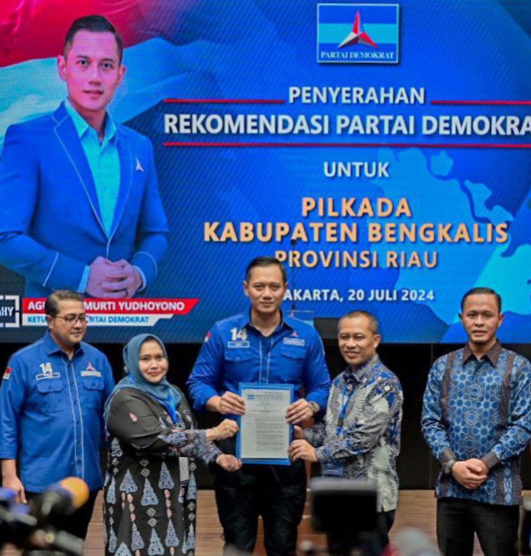 Kasmarni - Bagus Santoso Terima Surat Rekomendasi dari Ketua Umum Demokrat