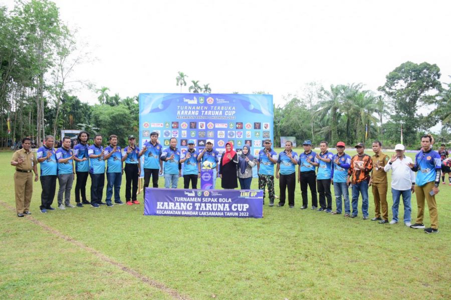 Kasmarni Buka Turnamen Sepak Bola Karang Taruna Cup Bandar Laksamana
