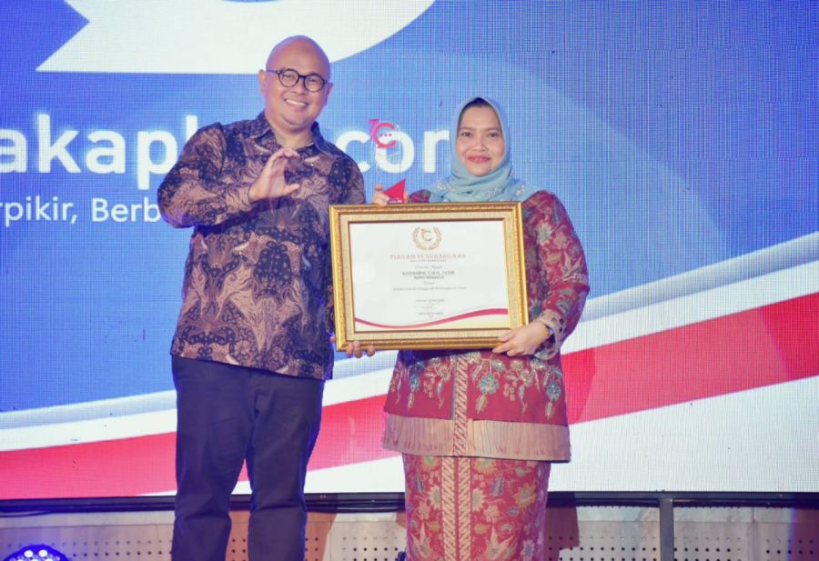Kategori Kepala Daerah Penggerak Pembangunan Desa, Bupati Kasmarni Terima Penghargaan Cakaplah Award