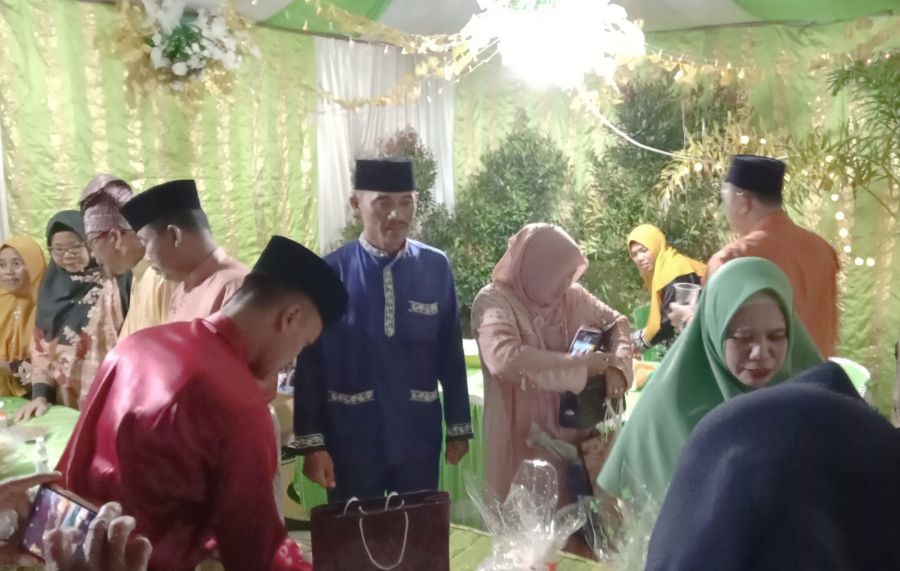 Kehadiran Camat dan Undangan di Stand Bazar Desa Sumber Jaya Tampak Menghidupkan Suasana