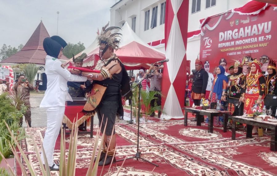 Kenakan Pakaian Adat Papua, Camat Bukit Batu Pimpin Upacara HUT RI ke- 79