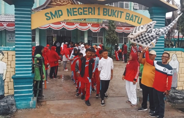 Kepala Sekolah dan Ketua Komite SMPN 1 Bukit Batu Lepas Jalan Santai Berhadiah