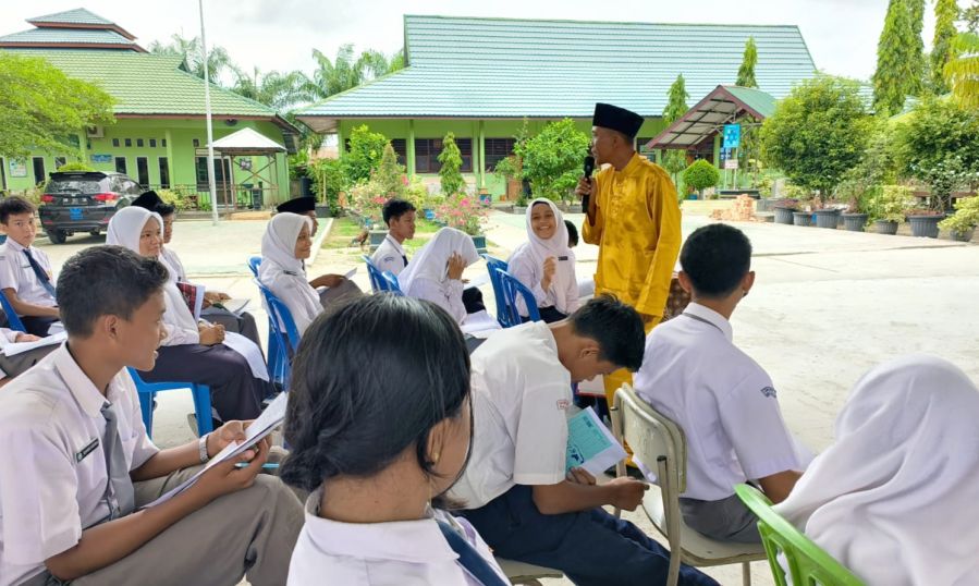 Kepala UPT Pengelolaan Sampah DLH Kecamatan Bukit Batu Lakukan Penyuluhan di SMAN 1 BB