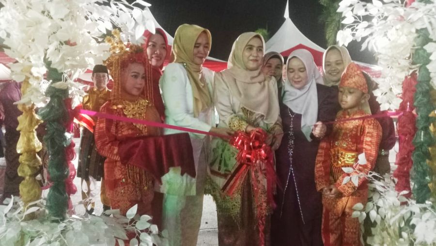 Ketua TP PKK Kecamatan Bukit Batu Buka Stand Bazar STQ ke- 21 Kelurahan Sungai Pakning
