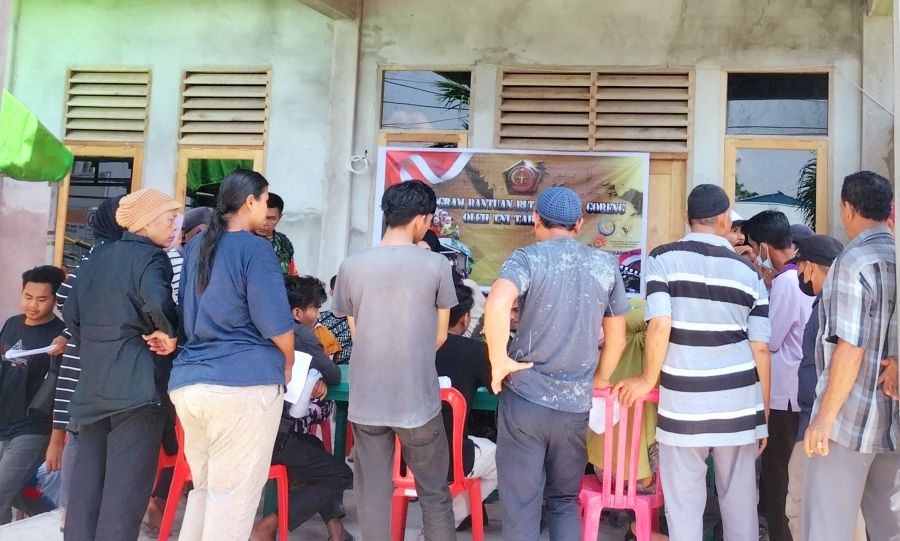Koramil 05/Bukit Batu Bagikan BLT Minyak Goreng kepada Ribuan KPM