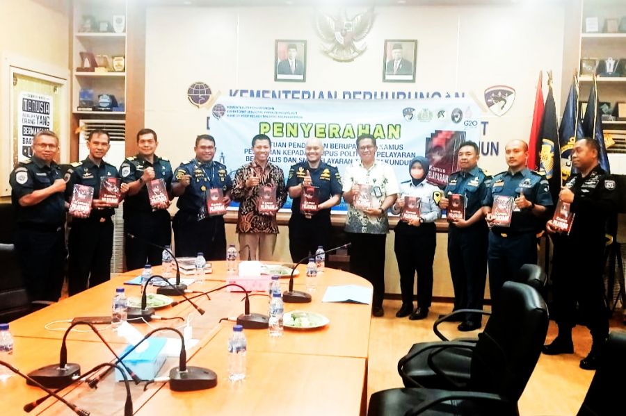 KSOP Kelas I Tanjung Balai Karimun Hibah Buku Kamus Pelayaran kepada Polbeng