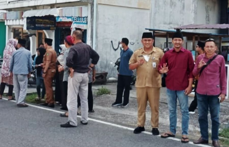 Lurah Sungai Pakning, M. Abditiansyah dan pengurus UEK- SP Bagi - Bagi Kupon Takjil Gratis