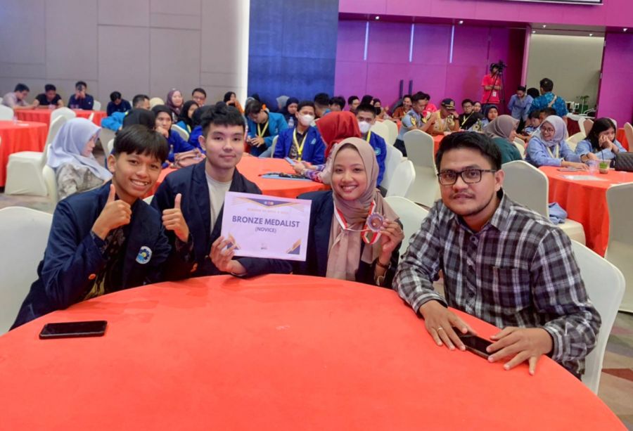 Mahasiswa Polbeng Raih Perunggu pada National Polytechnic English Olympics X di Palembang