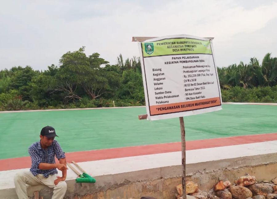 Melalui Dana Bermasa Pemerintahan Desa Bukit Batu Bangun Lapangan Futsal