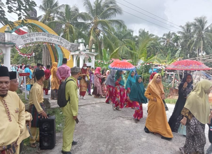 Memeriahkan MTQ ke- 17, Kades dan Warga Desa Sukajadi Laksanakan Pawai Ta'aruf