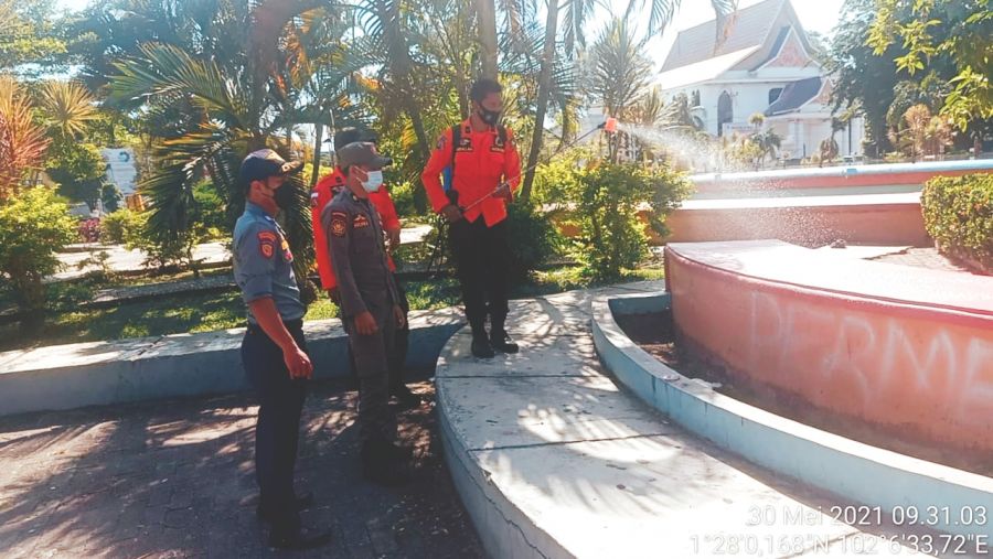 Menyusul Satu Warga Terjaring Positif, Satgas Semprot Taman Air Mancur Andam Dewi