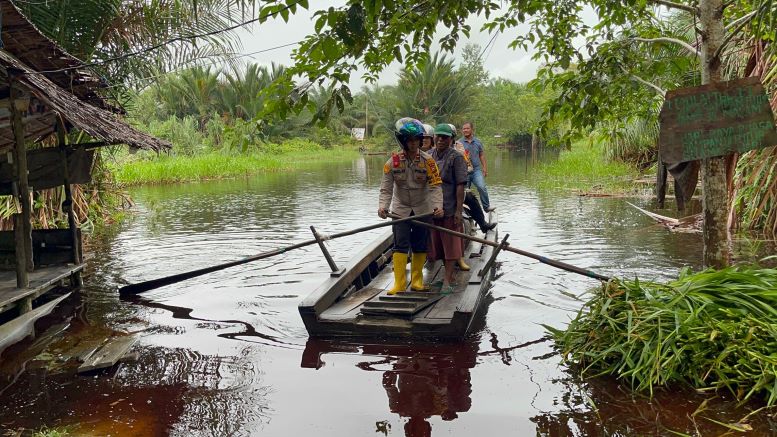 Naik Perahu, Kapolsek Siak Kecil Salurkan Bantuan Sembako ke Masyarakat Terdampak Banjir