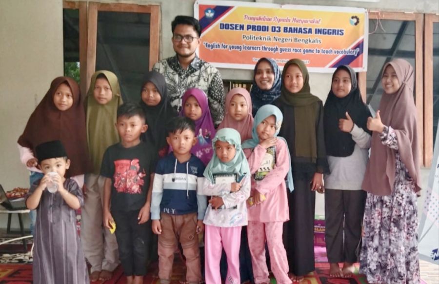 Peduli Lingkungan Sekitar, Dosen Polbeng Berikan Pengajaran Bahasa Inggris kepada Anak Anak