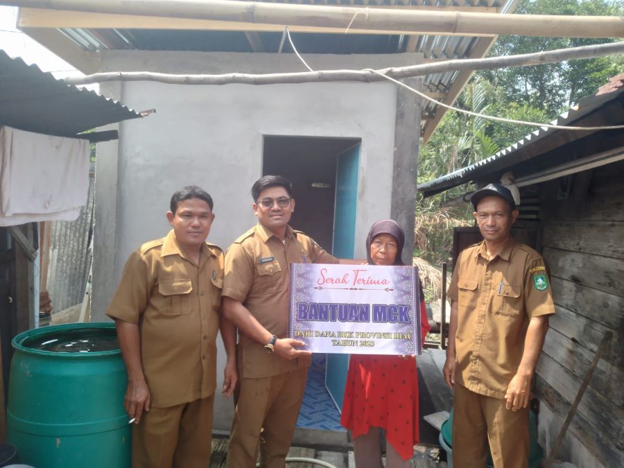 Pemdes Bukit Batu Bangun MCK Bagi Warganya yang Kurang Mampu