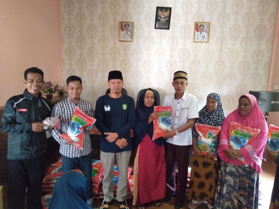Pemdes Liang Banir Beri Santunan Anak Yatim dan Duafa