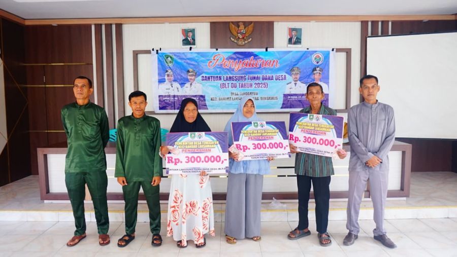 Pemdes Tenggayun Salurkan BLT DD kepada Keluarga Penerima Manfaat Desanya