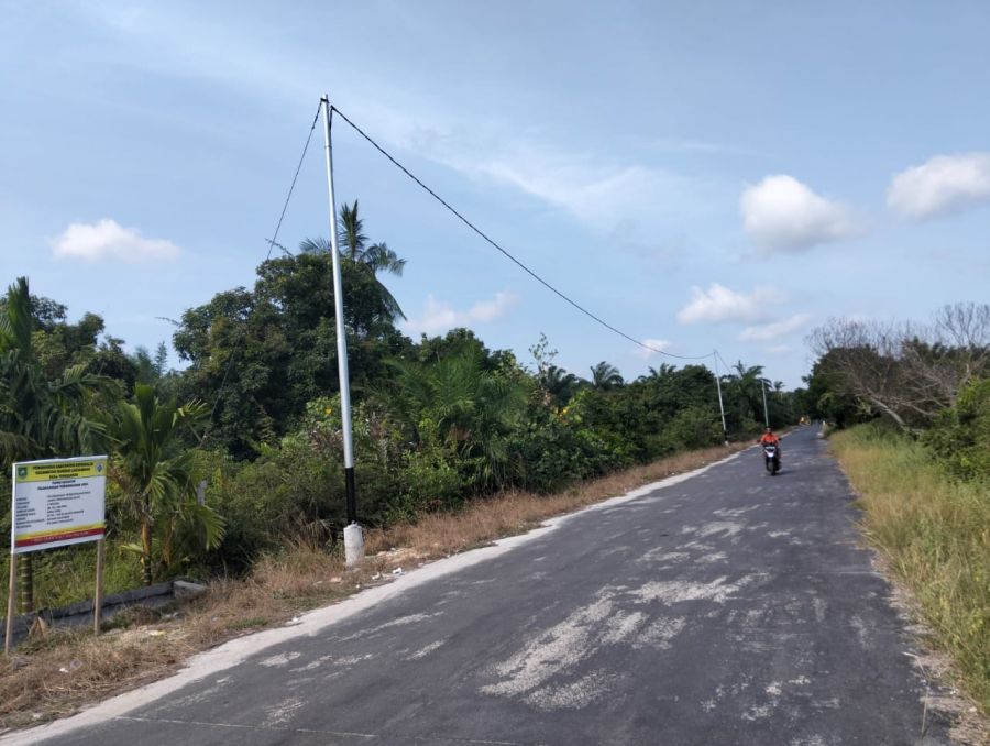 Pemerintah Desa Tenggayun Pasang Lampu Penerangan Jalan Bagi Masyarakat
