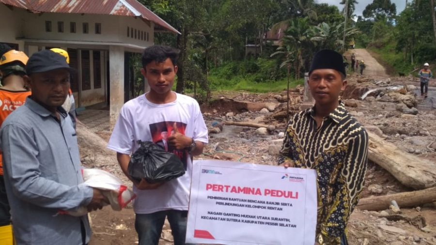 Pertamina RU II Sungai Pakning Salurkan Bantuan Korban Banjir Bandang di Sumbar