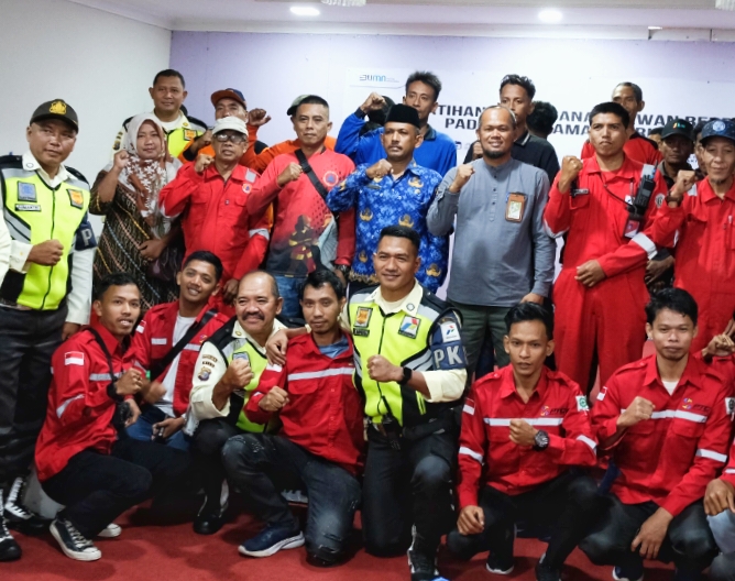 Pertamina Sungai Pakning Beri Bantuan Alat Pemadam Kebakaran dan Pelatihan Penanganan Hewan Berbisa