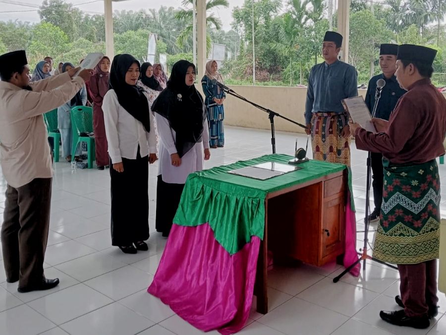 Pj Kades Buruk Bakul Lantik Dua Orang Perangkat Baru Desanya