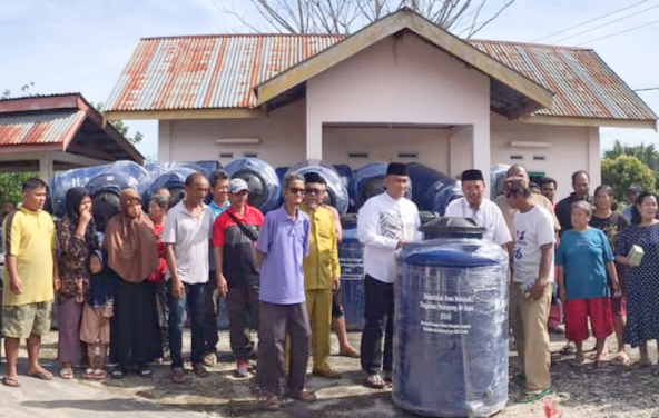 Pj. Kepala Desa Sukajadi Serahkan Bantuan PAH kepada Masyarakat
