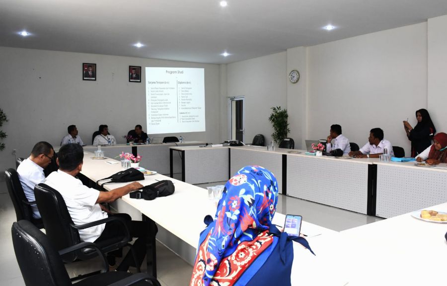 PolbengTerima Kunjungan Dari SMK Teknologi YPL Lirik