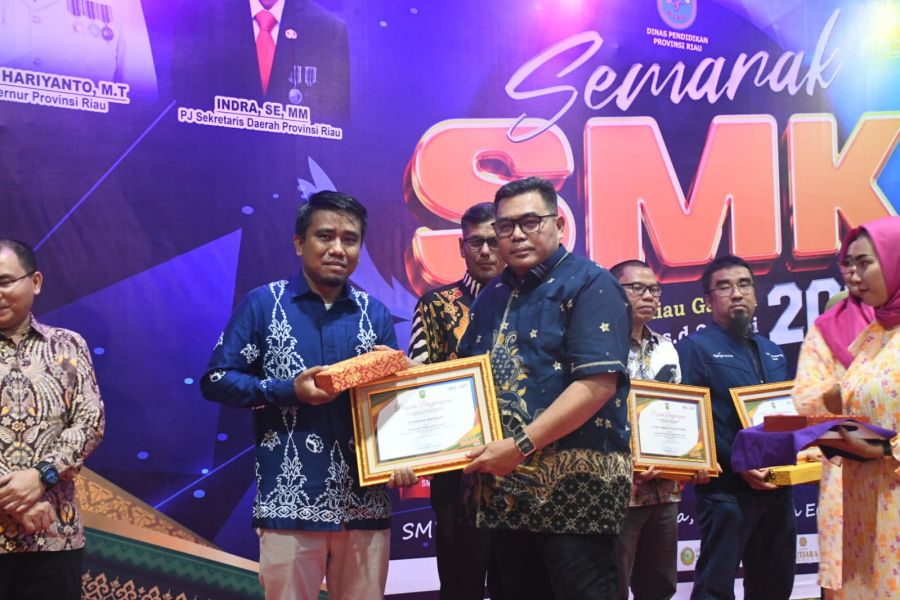 Polbeng Peroleh Penghargaan 'Anugerah Perguruan Tinggi Peduli Vokasi Riau'