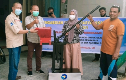 Polbeng Serahkan Alat Cetak Paving Block untuk UKM Senggoro Bengkalis