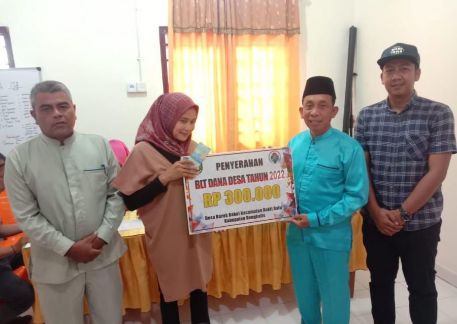 Realisasikan Program Pemerintah, Pemdes Buruk Bakul Bagikan BLT DD Triwulan 3